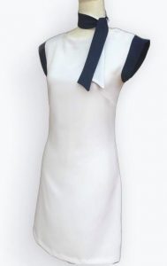 20.Robe droite Blanche Liseré Bleu Marine avec foulard bicolore