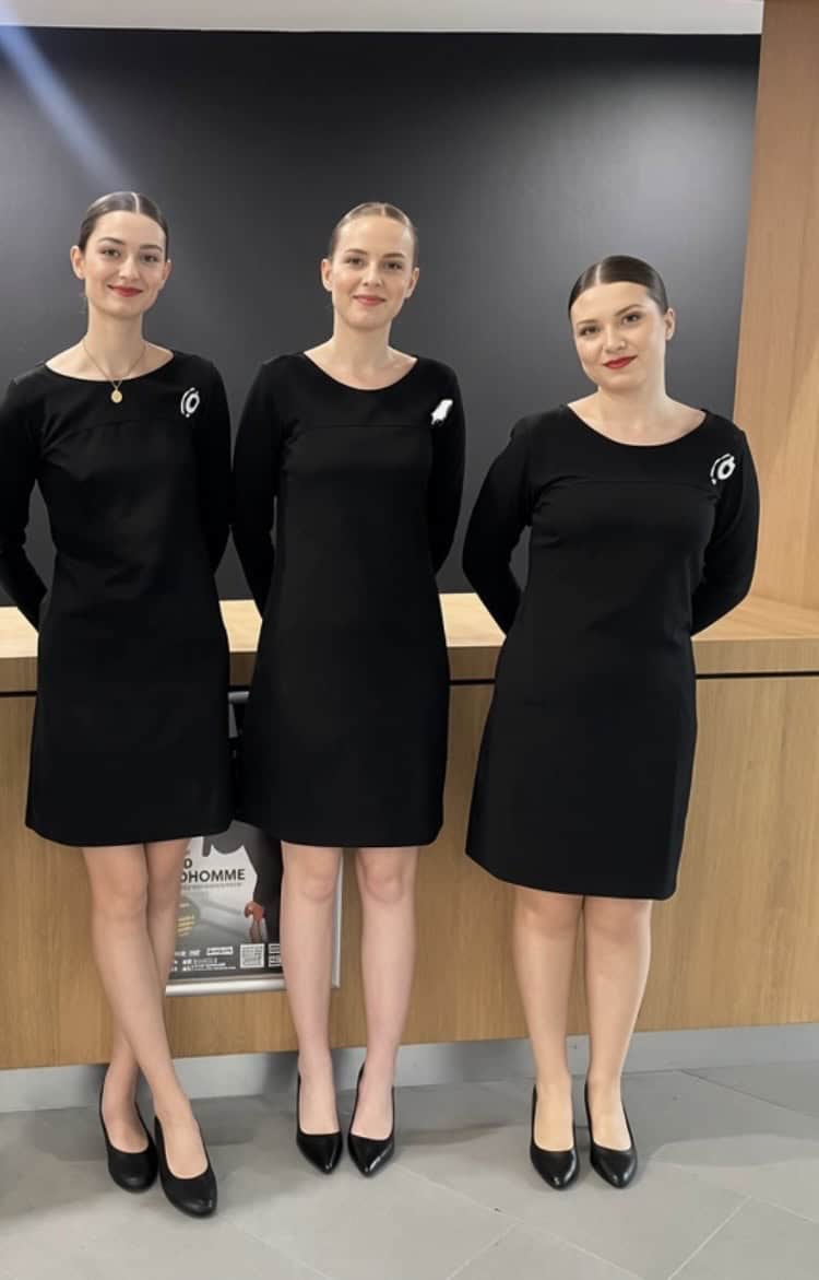 Trois hôtesses d’accueil professionnelles de l’Agence Élégance Hôtesses Paris en robe noire élégante – agence hotesse Paris